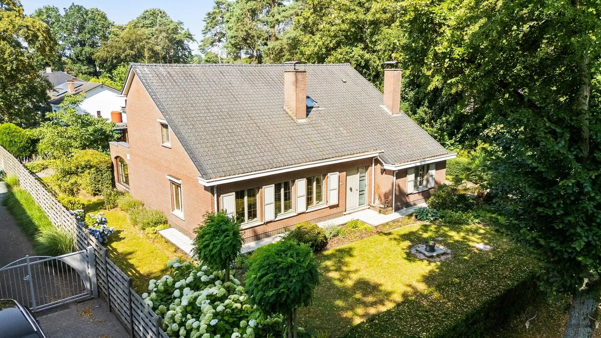 Prachtige gezinswoning op een gegeerde locatie nabij het centrum van Sint-Job  foto {{pictureIndex}}