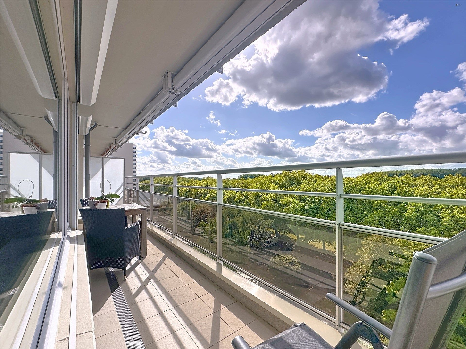 Ruim en lichtrijk 3 slpk hoekappartement met een fantastisch uitzicht. foto 7