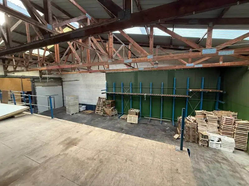 Ruime opslagruimte met mezzanine te huur in Evergem – vlot bereikbaar foto 9