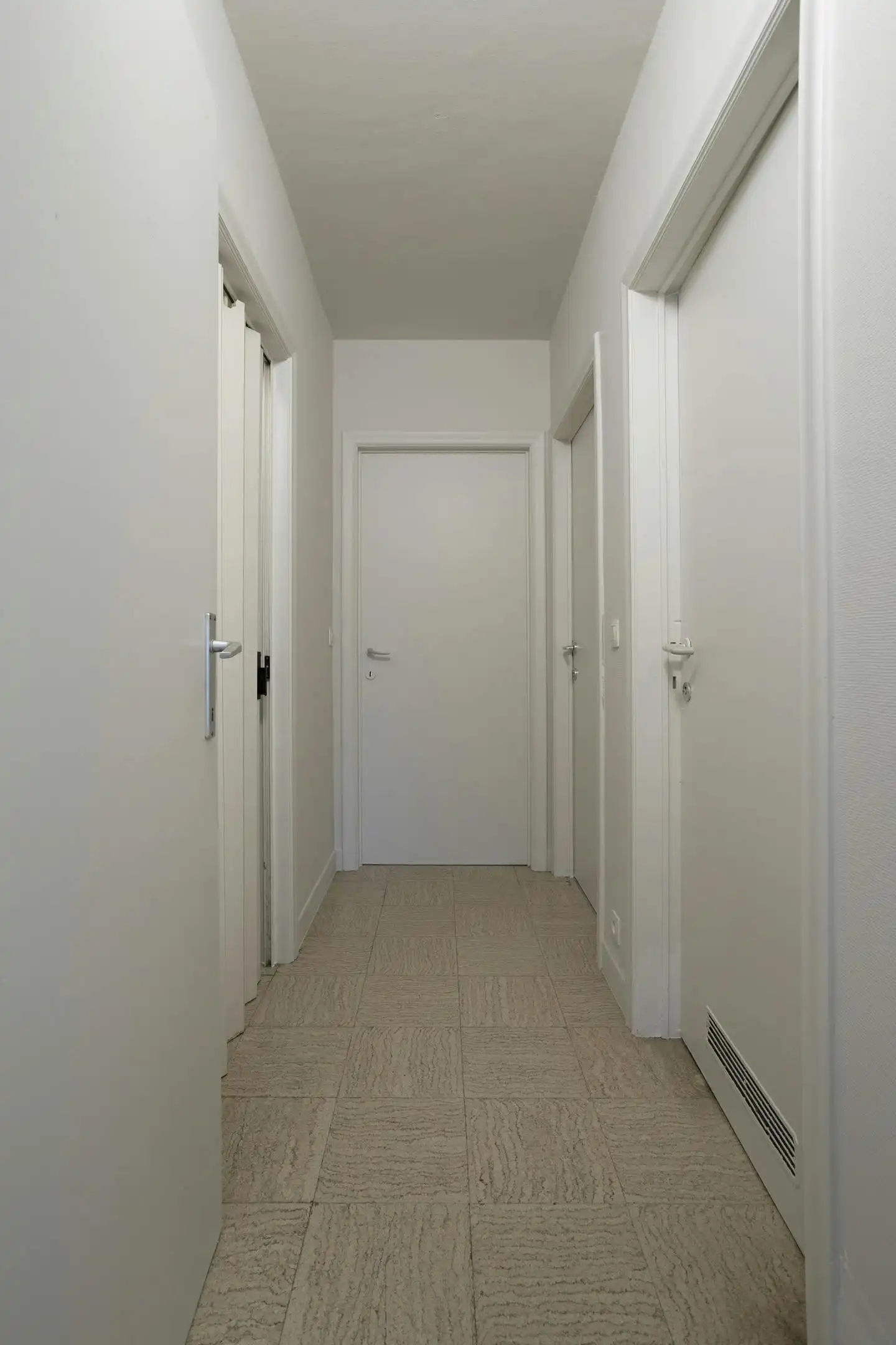 Bel-étage huis te koop met ruime garage en zicht op de vaart foto 12