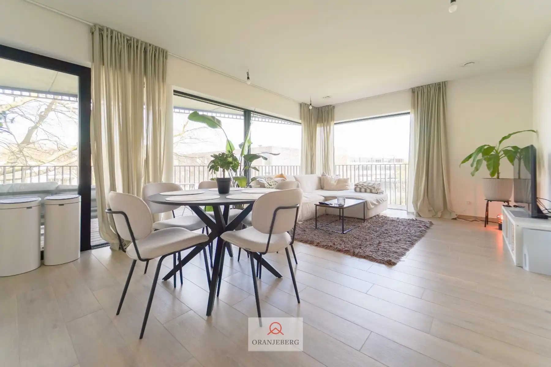 Modern appartement met staanplaats in groene parktuin foto 4