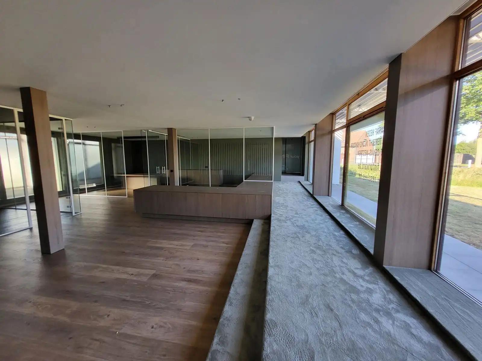 Klassevolle handelsruimtes, centraal gelegen te Loppem foto 3