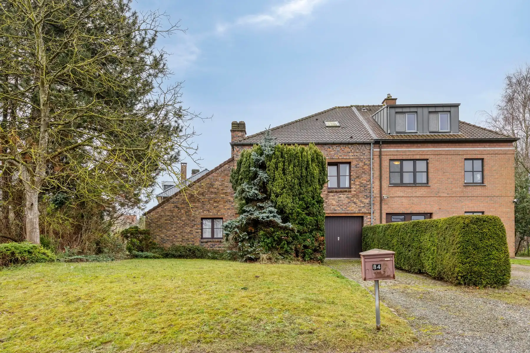 Cosy gezinswoning met 4 slaapkamers, garage en tuin - NATO op 10 min. foto {{pictureIndex}}