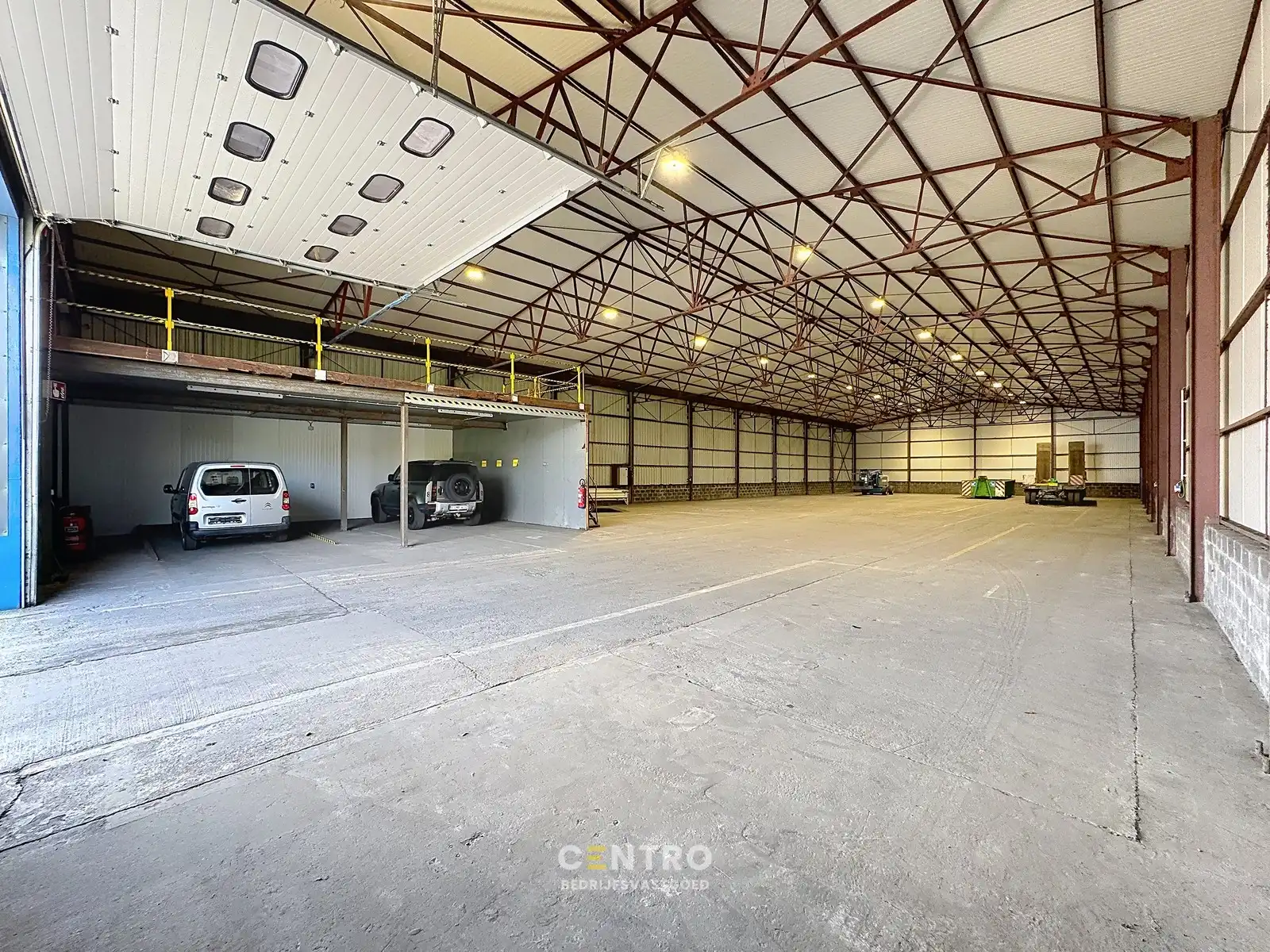Geïsoleerd MAGAZIJN (1.000m²) te huur met mezzanine (85m² op industriezone te Zedelgem foto 4