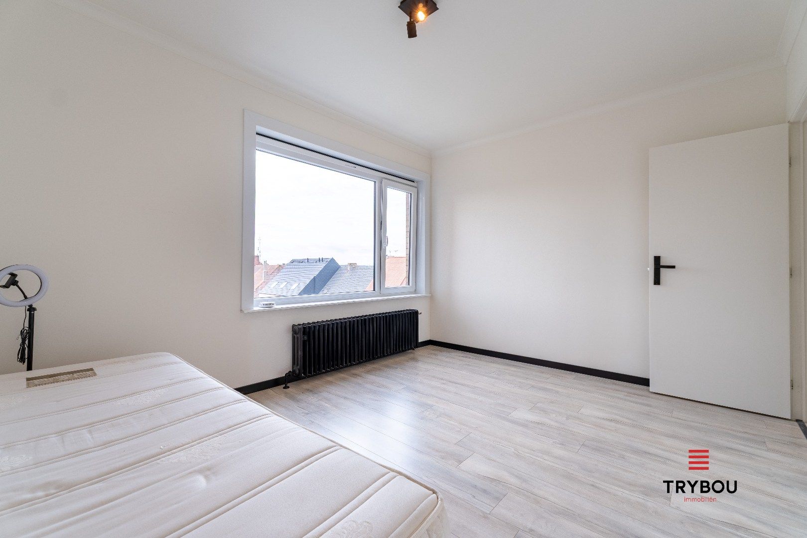 Volledig gerenoveerd 2-slaapkamerappartement te huur – rand centrum Ieper foto 12