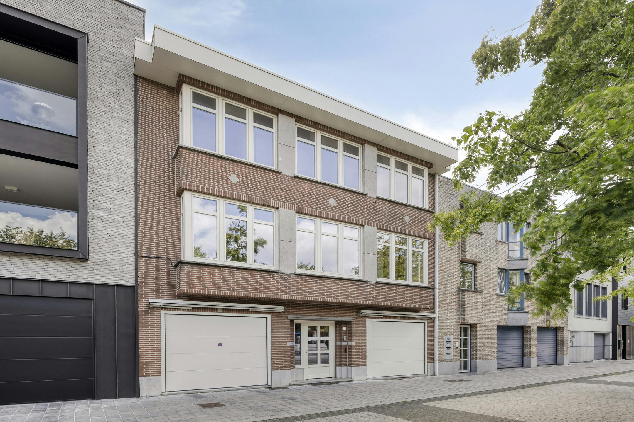 Hoofdfoto van de publicatie: Lichtrijke en zeer elegante stadswoning te koop in Maaseik met 2 garages