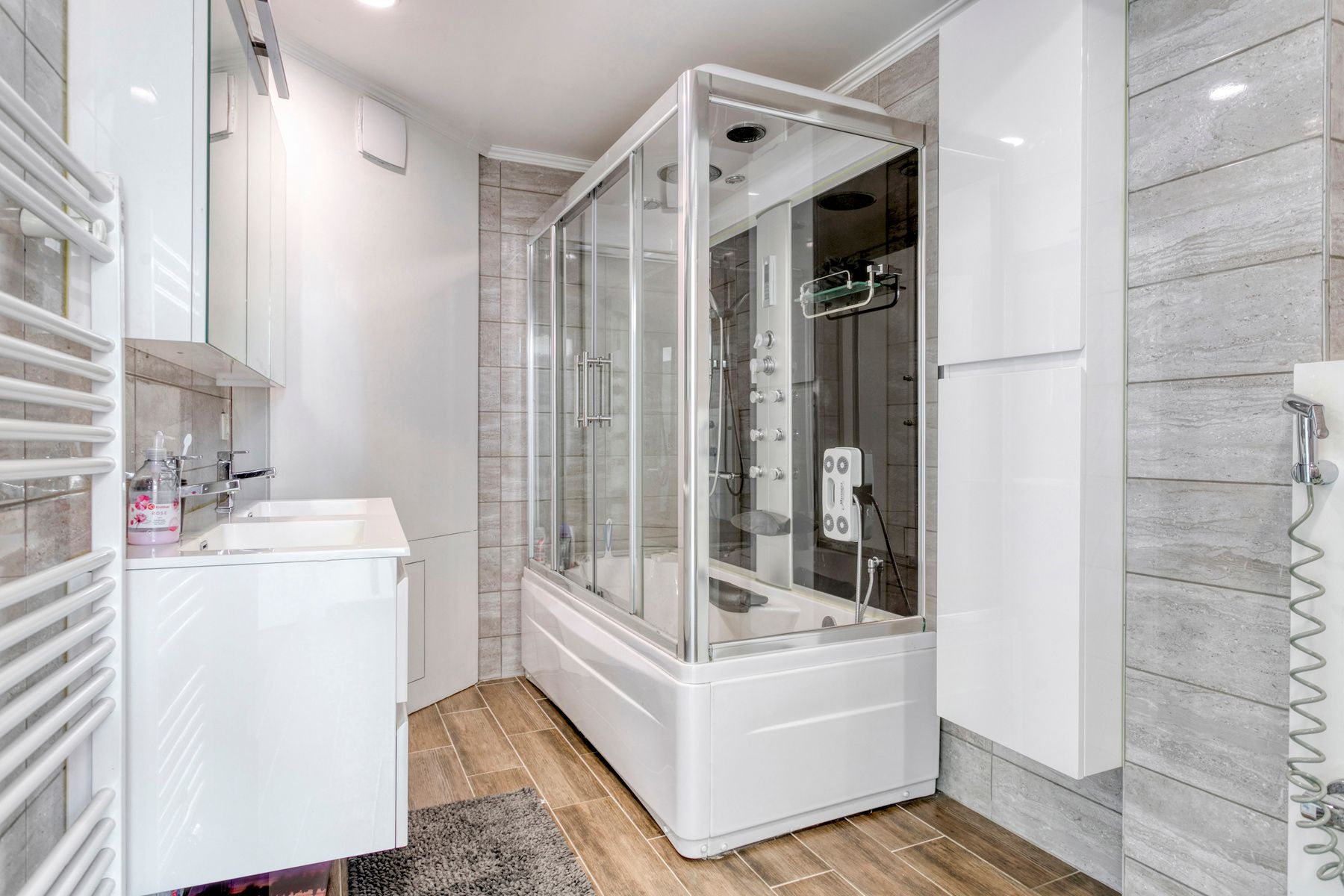 Ruime kloeke gerenoveerde woning met garage !!!! foto 8