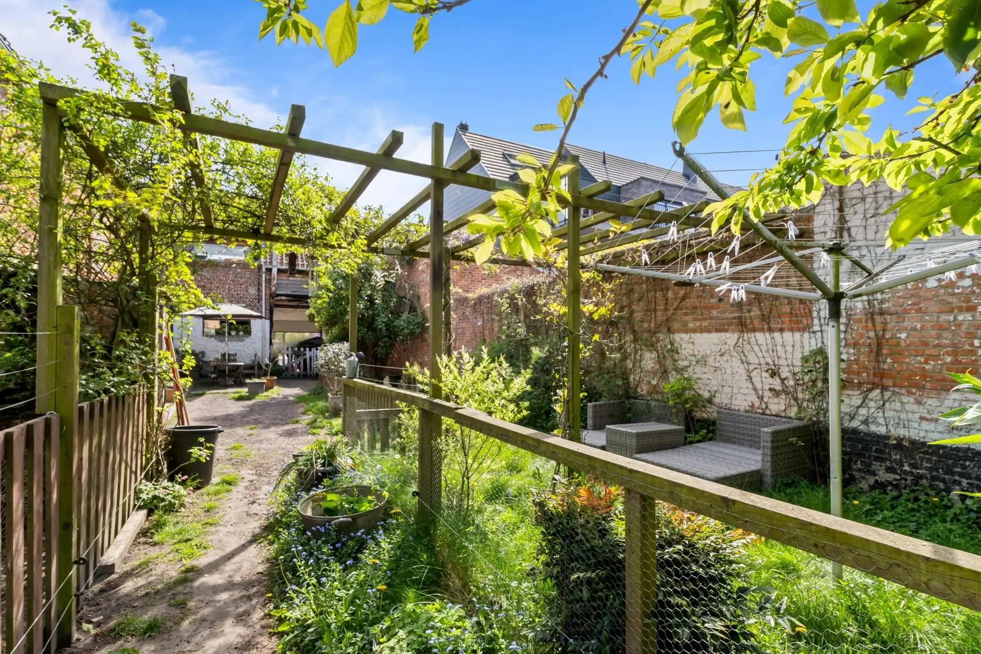 verder af te werken woning met grote garage foto 21