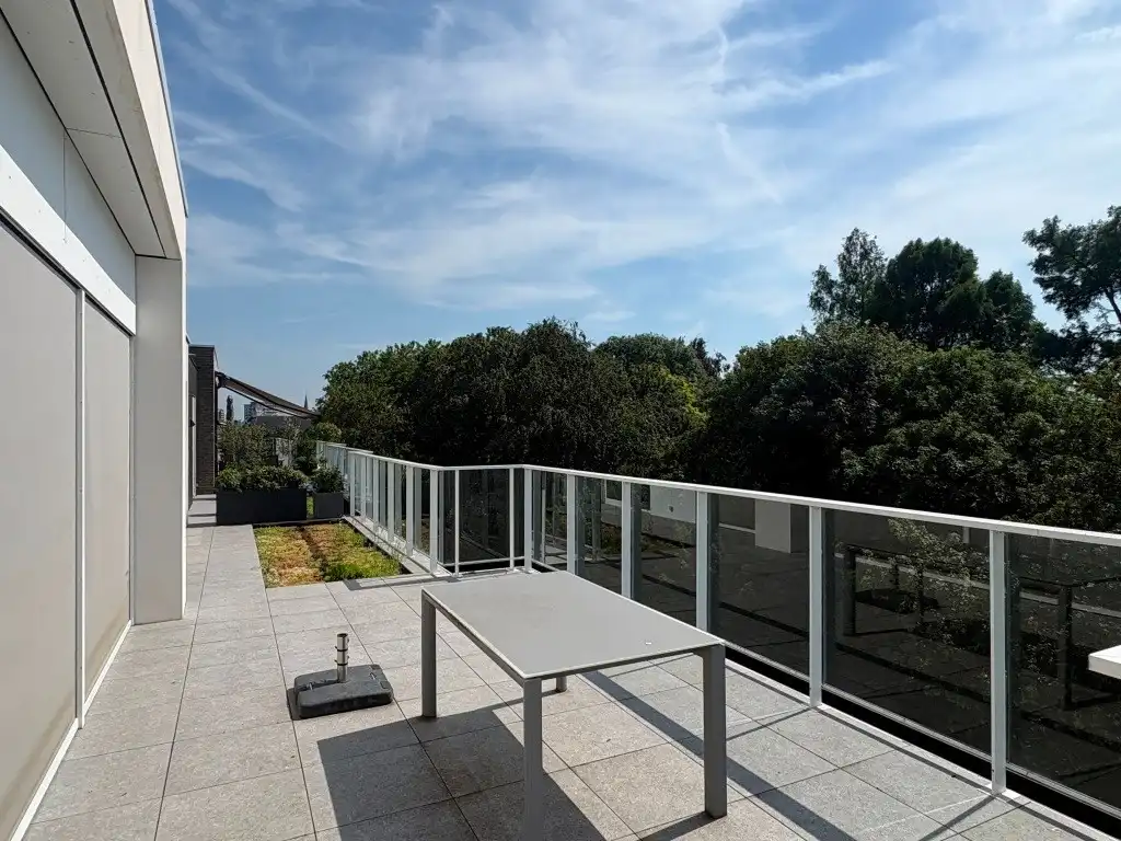 Bijzonder stijlvolle assistentie-penthouse met groot terras, midden in het groen, hartje Gent. foto 7