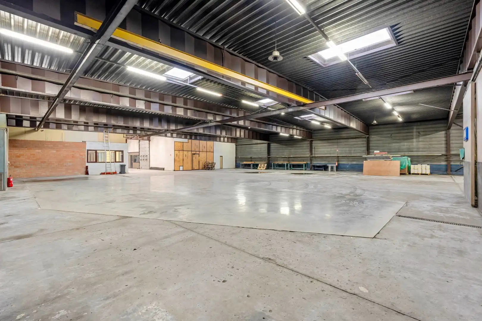Bedrijfsgebouw met kantoren, magazijnen en woonst - groot 2580 m² foto 18