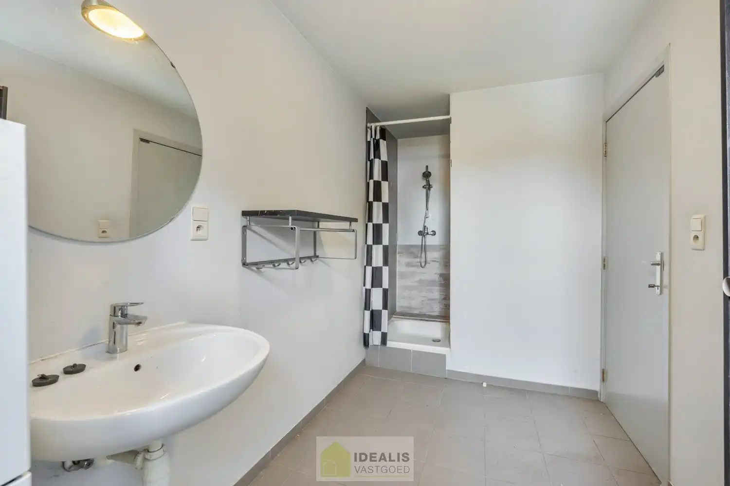 IDEALIS VASTGOED – CHARMANTE EENGEZINSWONING TE WIJCHMAAL, PEER! Deze woning omvat ca. 70m² bewoonbare oppervlakte op een perceel van ca. 1a33ca met op het gelijkvloers woonkamer en keuken en op de verdieping slaapkamer, nachthal en badkamer. Uiterst geschikt voor kandidaten op zoek naar een betaalbare woning. foto 8