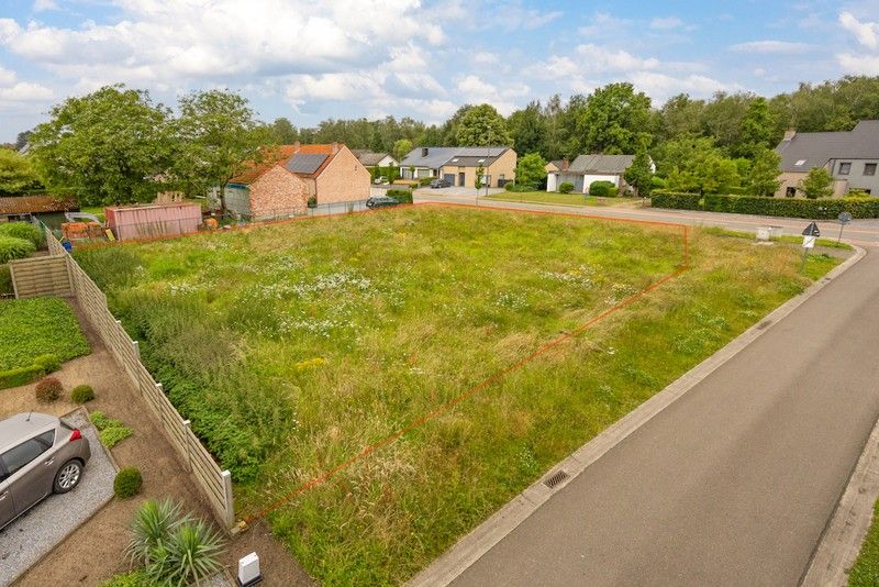 Uitgestrekt en zongericht bouwperceel van 12a 18ca foto {{pictureIndex}}