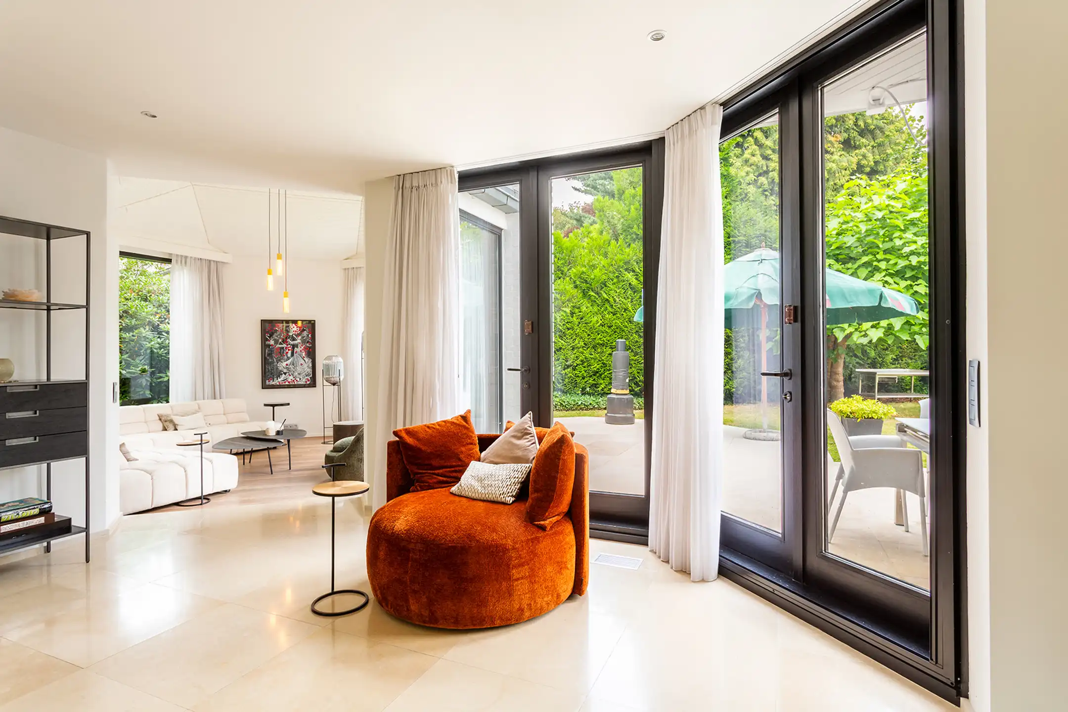 Topgelegen architectenwoning met ruim tuin en binnenzwembad. foto 9