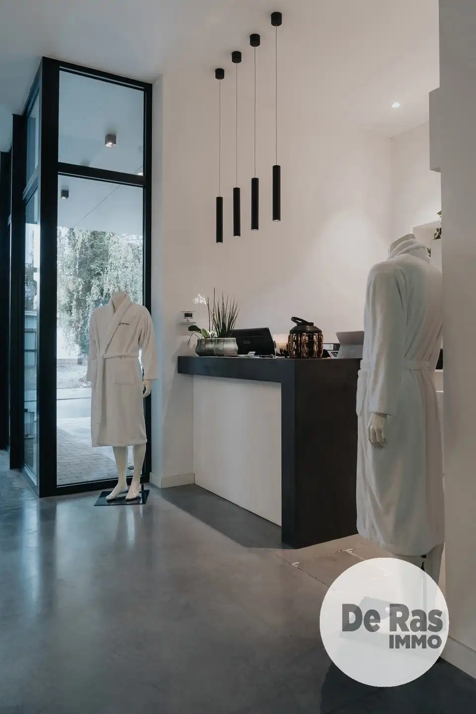 NIEUWERKERKEN – Commercieel pand met tuin foto 2