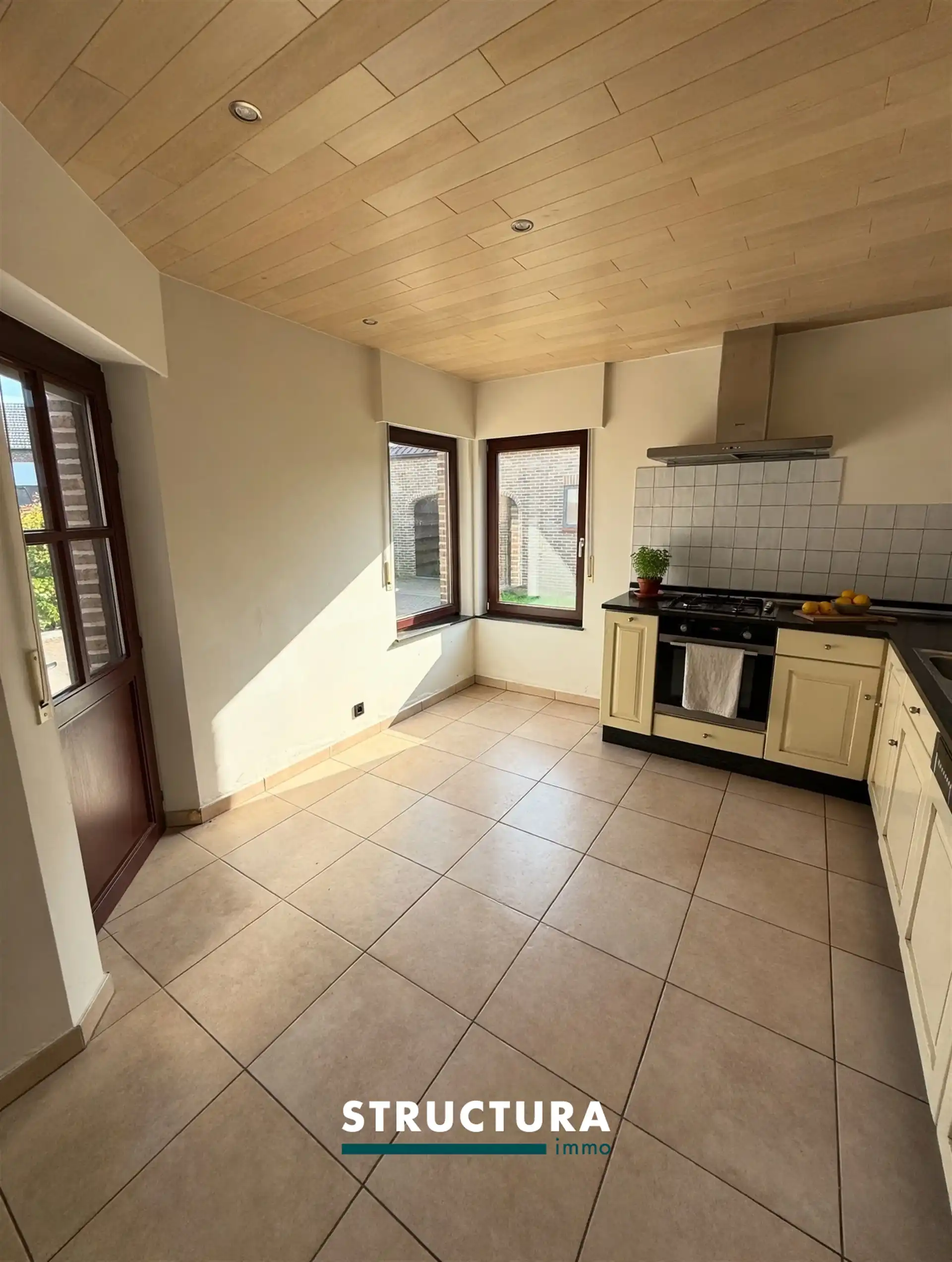 Halfopen woning met ruime garage  foto 7