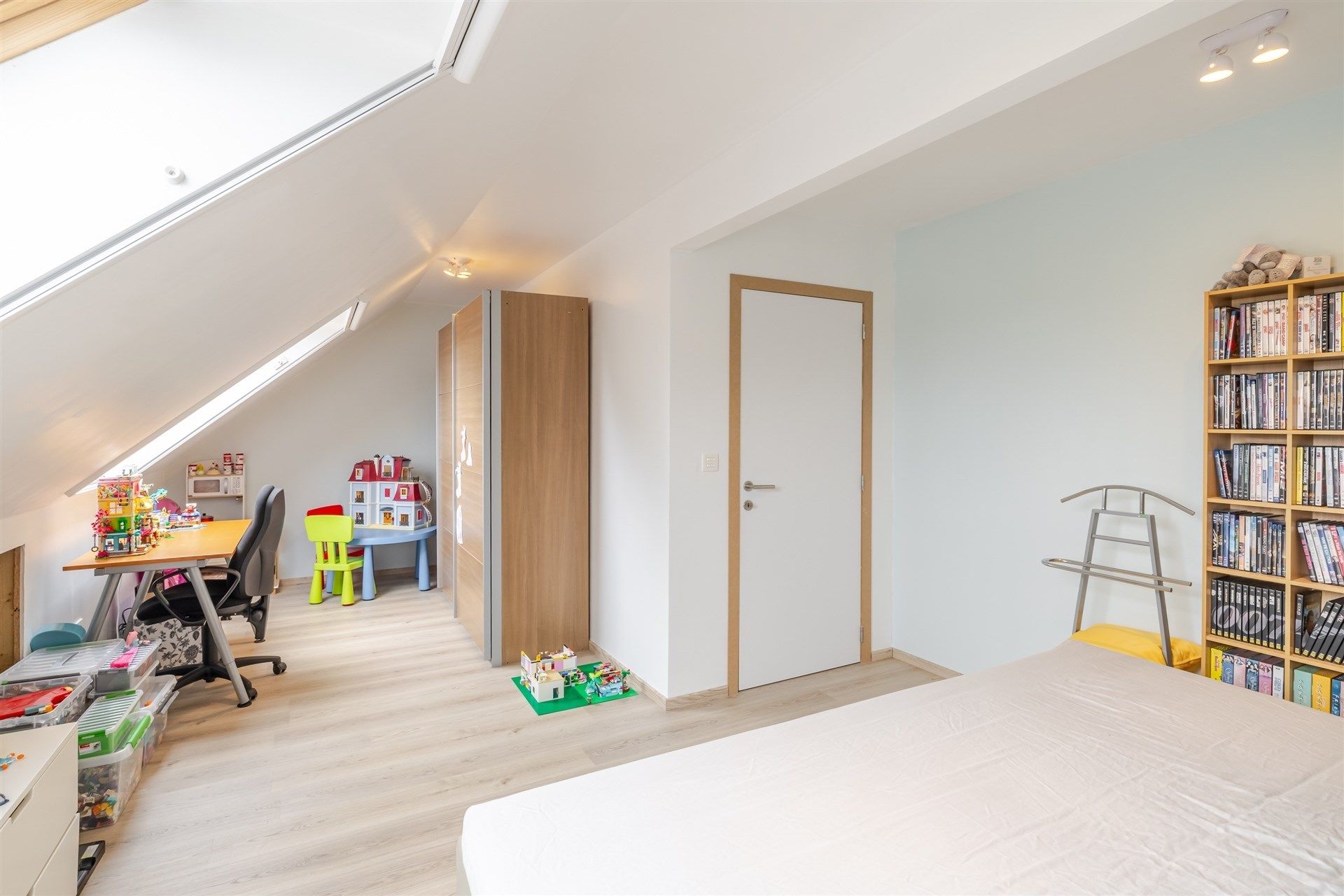 Bemeubelde ruime energiezuinige woning met grote tuin. foto 25