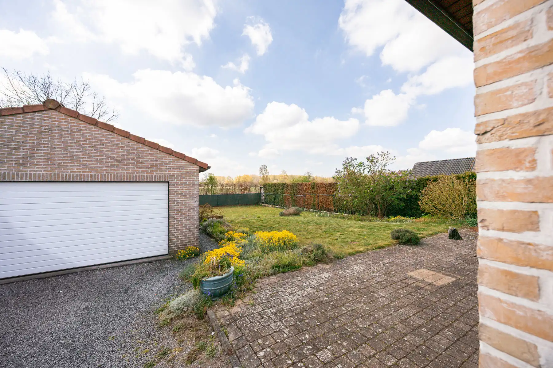 Gelijkvloerse open bebouwing met onderhoudsvriendelijke tuin foto 16