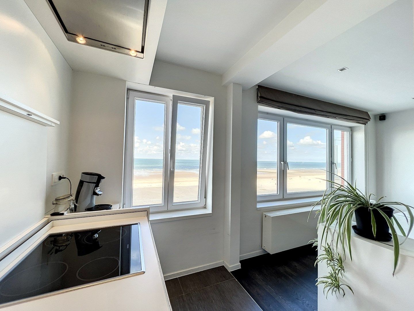 Prachtig vernieuwd 3-slaapkamer appartement met frontaal zicht op zee foto 12