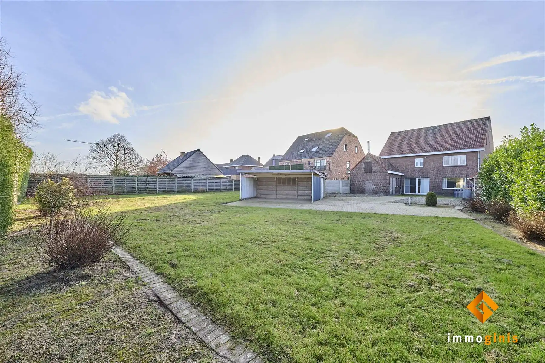 Zéér ruime woning met 5 slaapkamers en 2 badkamers op een ruim perceel van 12a40ca. Uitbreiding op zolder mogelijk! foto 24