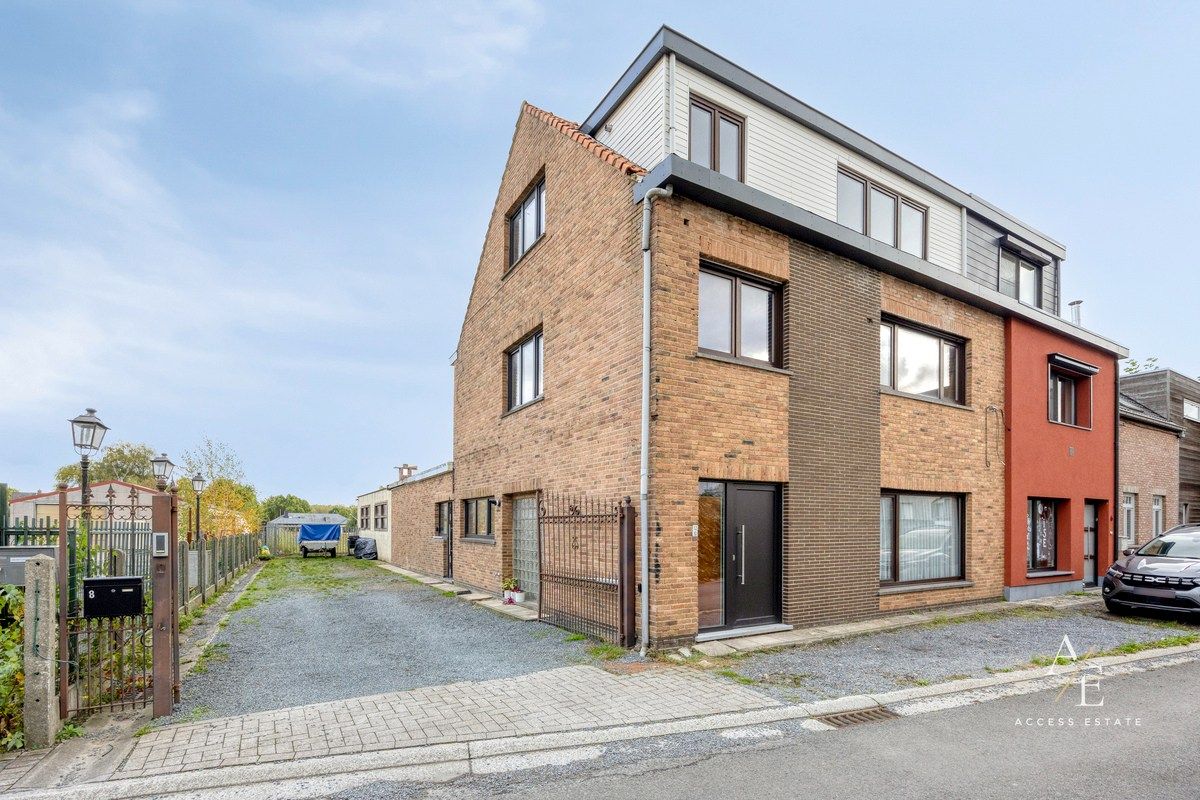 Ruime halfopen woning met potentieel in rustige straat te Melle foto 2