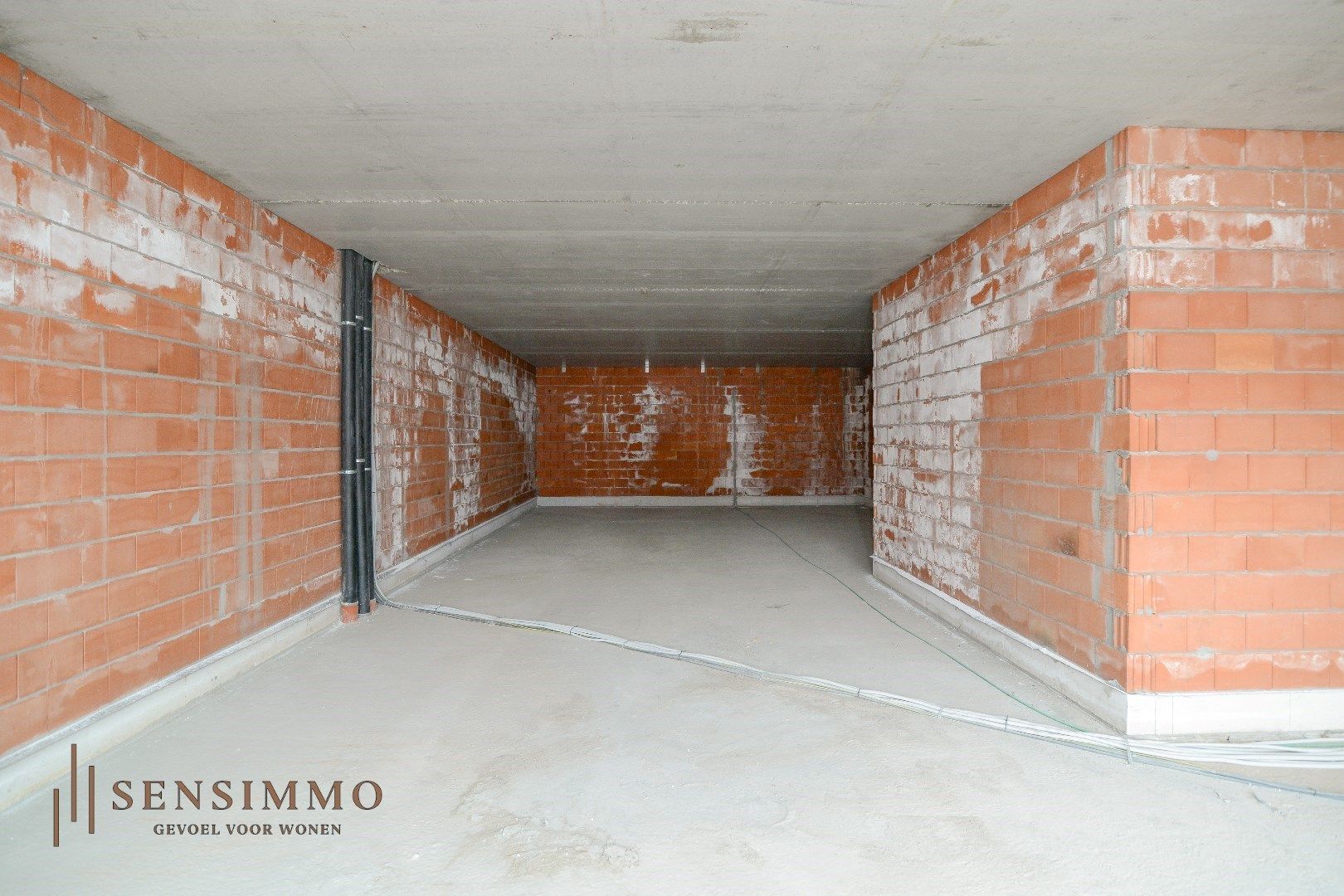  Nieuwbouw casco handelspand met twee private autostaanplaatsen foto 3