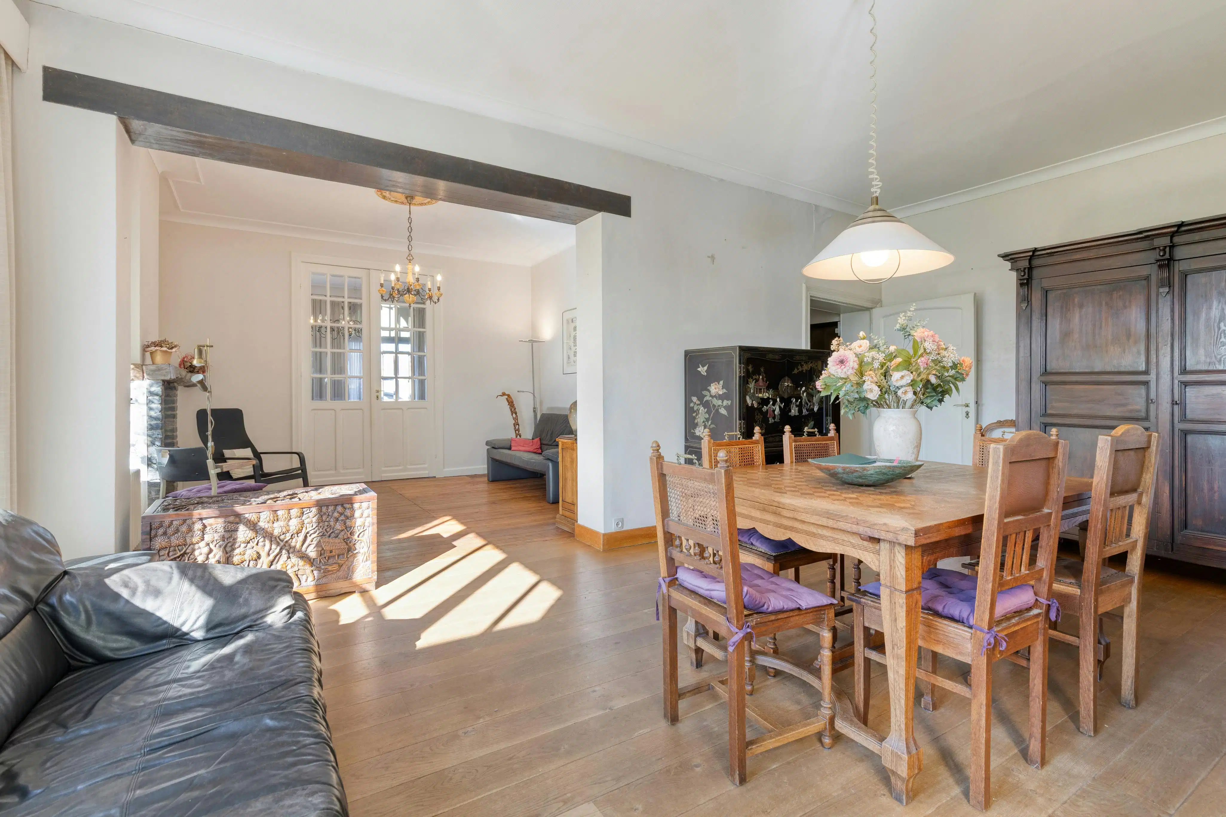 Karaktervolle woning met ruime tuin gelegen langs het water. foto 3