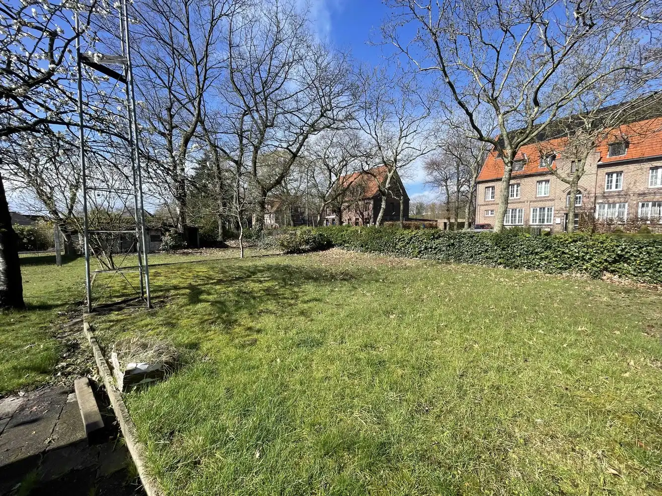 Tweewoonst met mooie tuin en vrijstaande garage foto 2