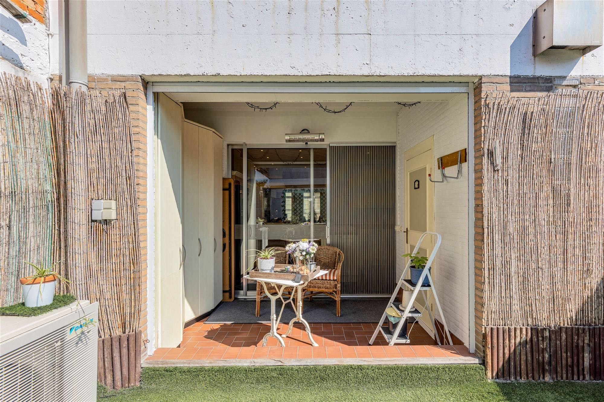 Ruime instapklare woning met grote garage/magazijn foto 11