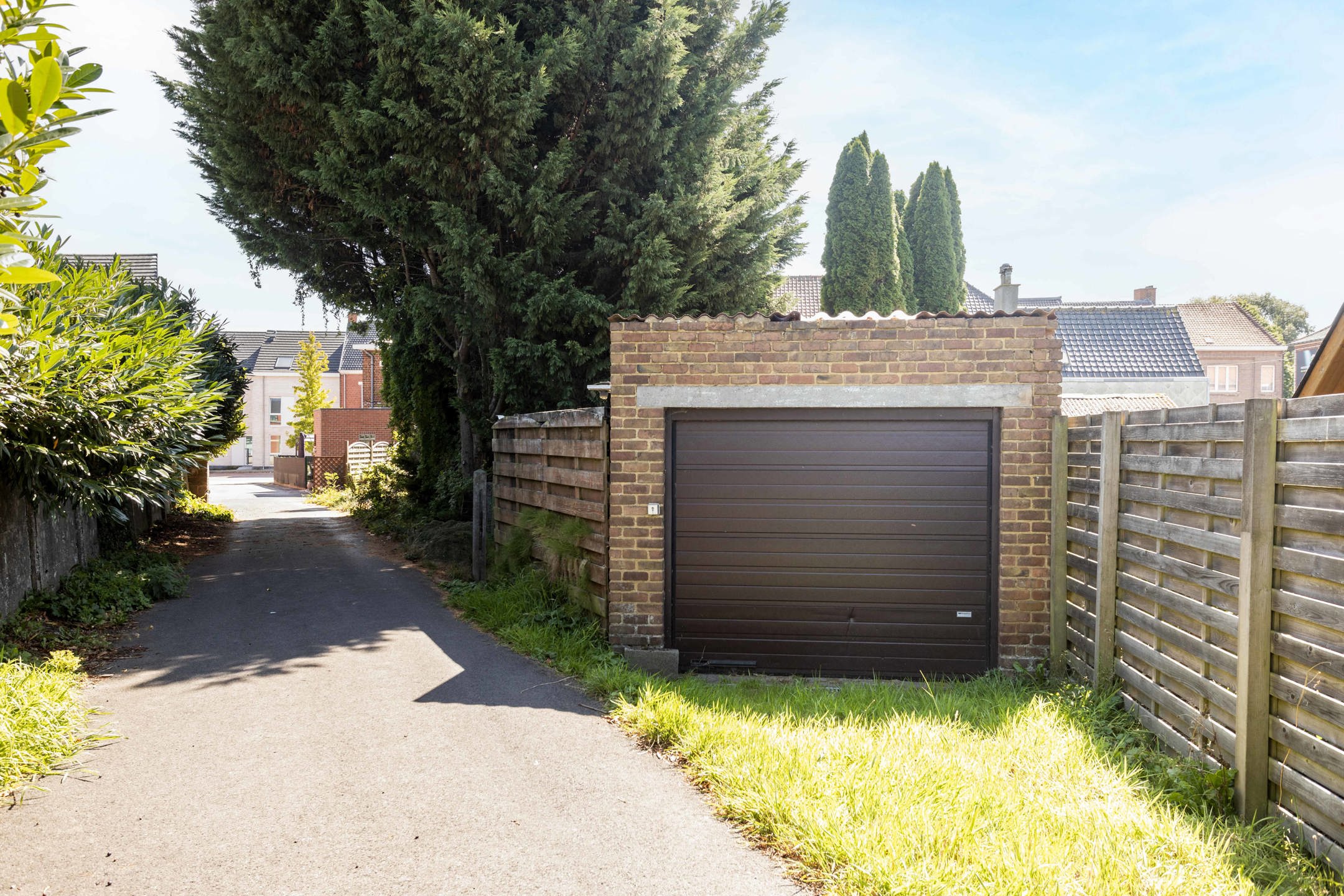 Te moderniseren eigendom met tuin en garage in de stadsrand foto 3