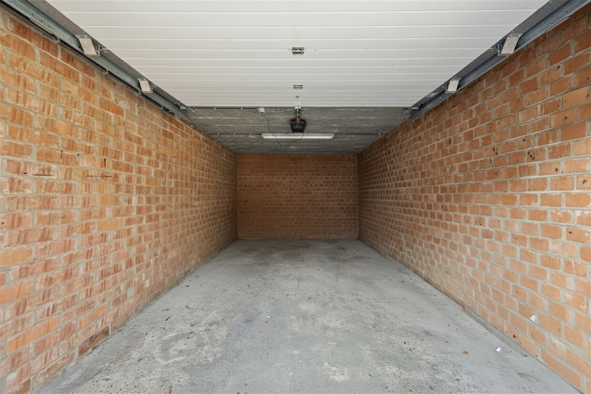 Instapklaar Appartement met 2 Slaapkamers, Terras en Garage foto 19