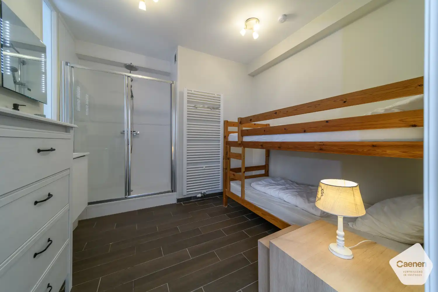 Prachtig gerenoveerde studio met slaapkamer en zijdelings zeezicht foto 14