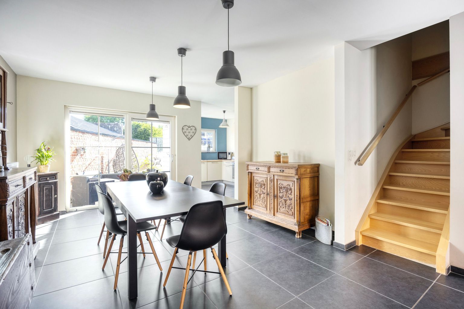  Instapklare recente woning met tuintje en carport foto 8
