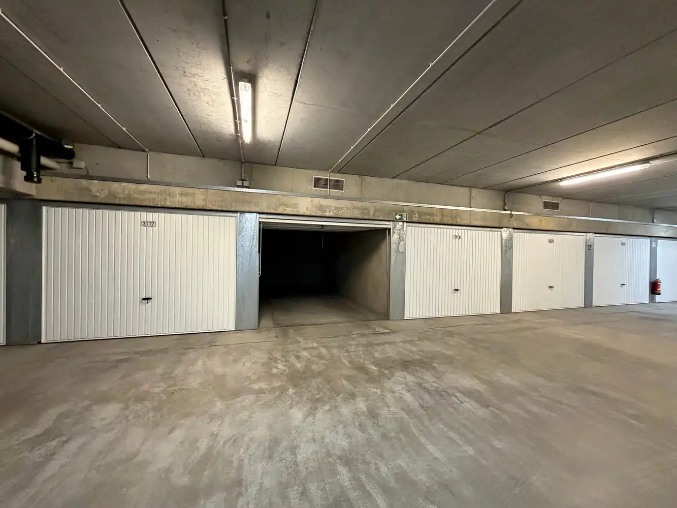 Ruime garagebox in het Stubbenpark te Duinbergen foto 3