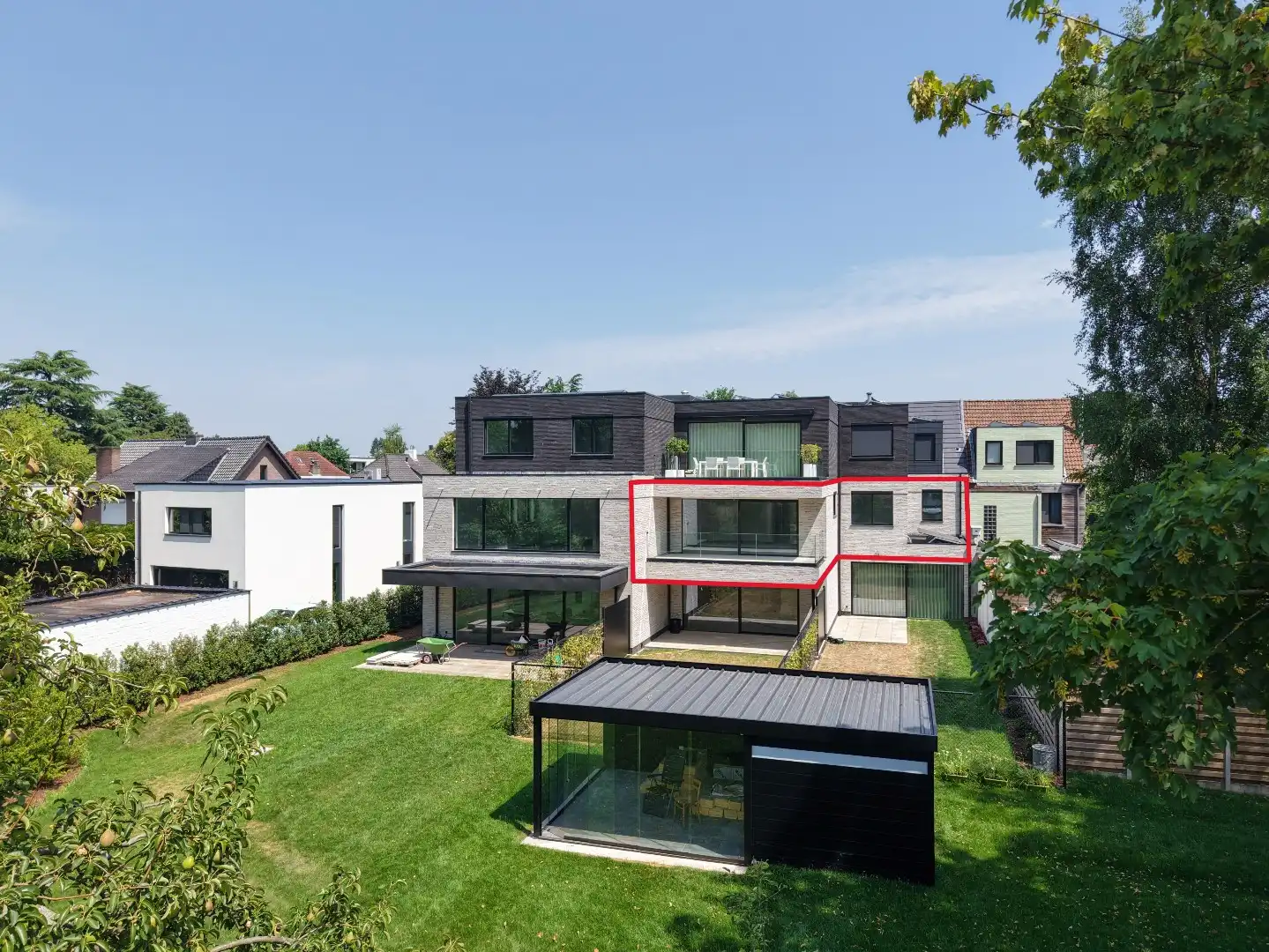 Luxueus én energievriendelijk nieuwbouw villa-appartement  van 168 m² met 3 slaapkamers + 2 ondergrondse staanplaatsen + ruime kelder in kleine residentie te Sc foto {{pictureIndex}}