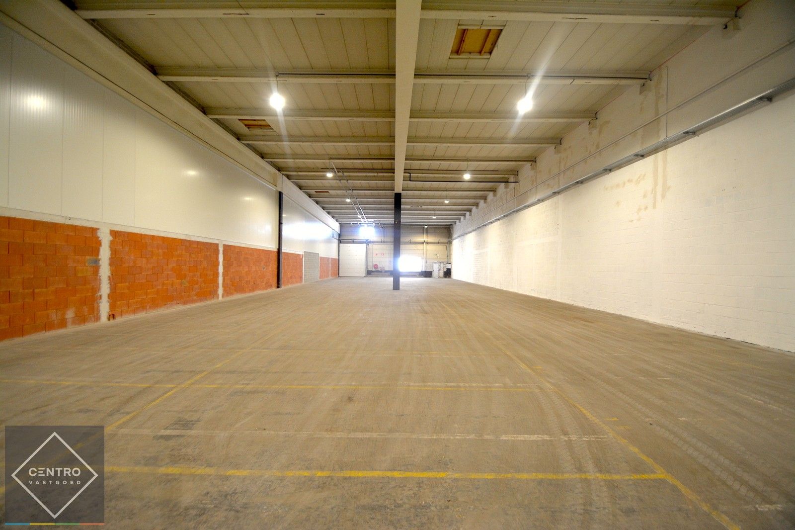 Instapklaar MAGAZIJN (805m²) voorzien van hoge, elektrische sectionaalpoort en vrije hoogte van 6,5m op industriezone "Herdersbrug" te Brugge. foto 7