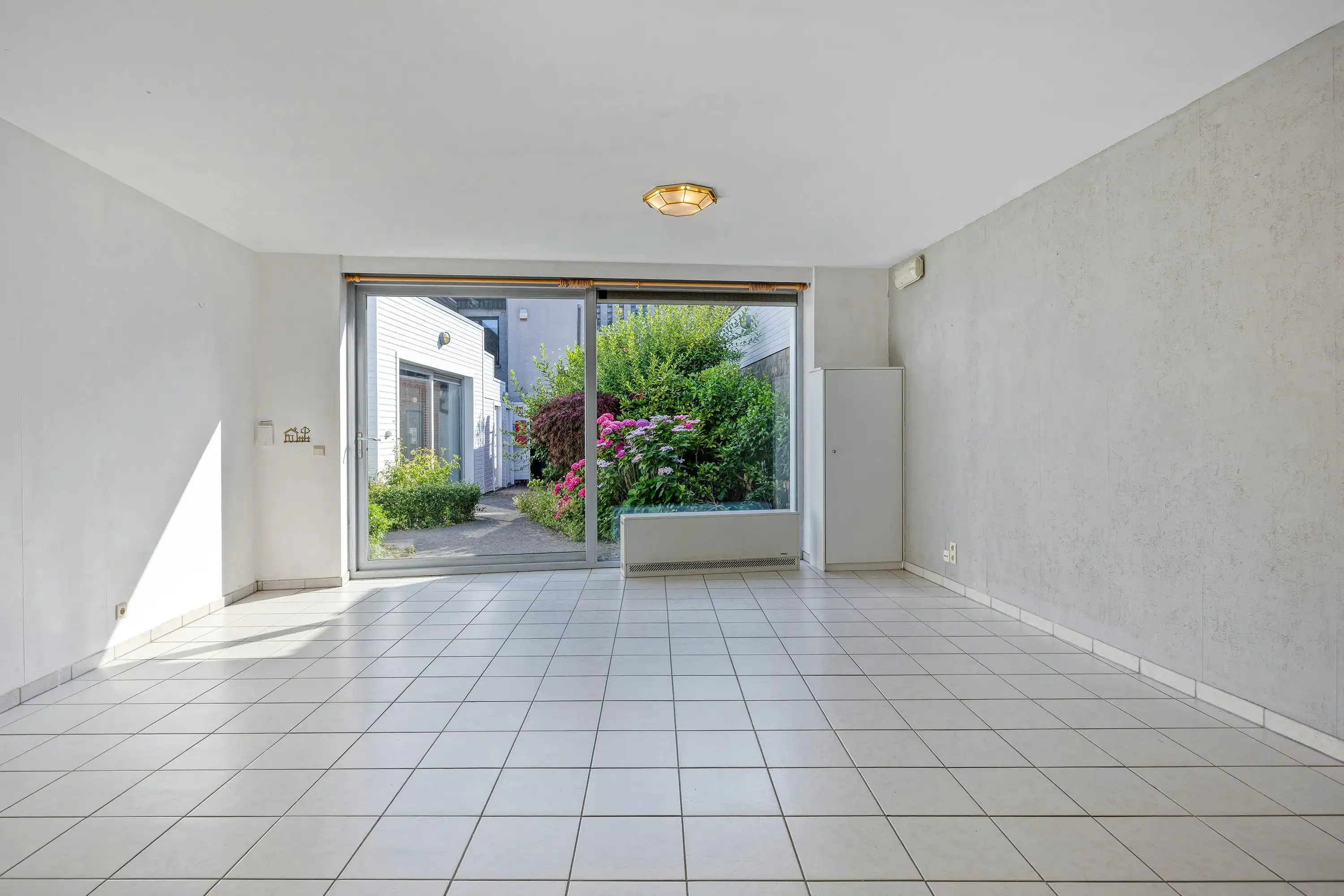 Instapklaar gelijkvloers appartement met gemeenschappelijke tuin en fietsenberging in hartje Kapellen! foto 4
