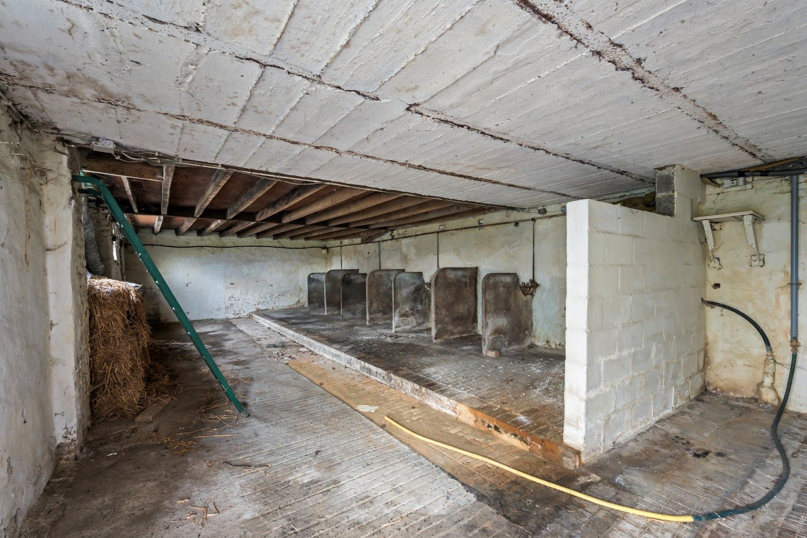 Te renoveren hoeve met prachtig landelijk verzicht in de Kapelhoek in Roeselare foto 17