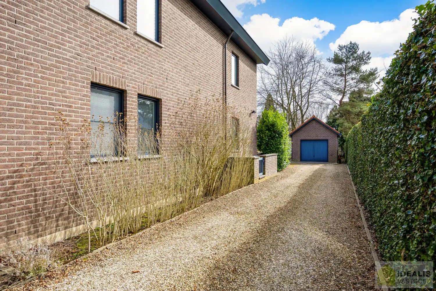 STATIG, STRAK EN UITERST RUIM COMPLEX MET HOOGSTAANDE AFWERKING EN OOG VOOR DETAIL. MOMENTEEL VOORZIEN VAN 3 SLAAPKAMERS, RIANTE LEEFRUIMTES ÉN UNIEKE LANDSCAPE KANTOORRUIMTES OP RESIDENTIËLE DOCH GUNSTIGE LOCATIE!! Dit exclusieve complex omvat maar liefst +-400m² netto bewoonbare oppervlakte! Kenmerkend aan dit statige pand is de unieke voorgevel die bezet is met keramische kunst van Pieter Stockmans. Gelegen op een residentiële locatie in een rustige woonstraat doch op enkele minuten van het centrum van Genk! foto 9