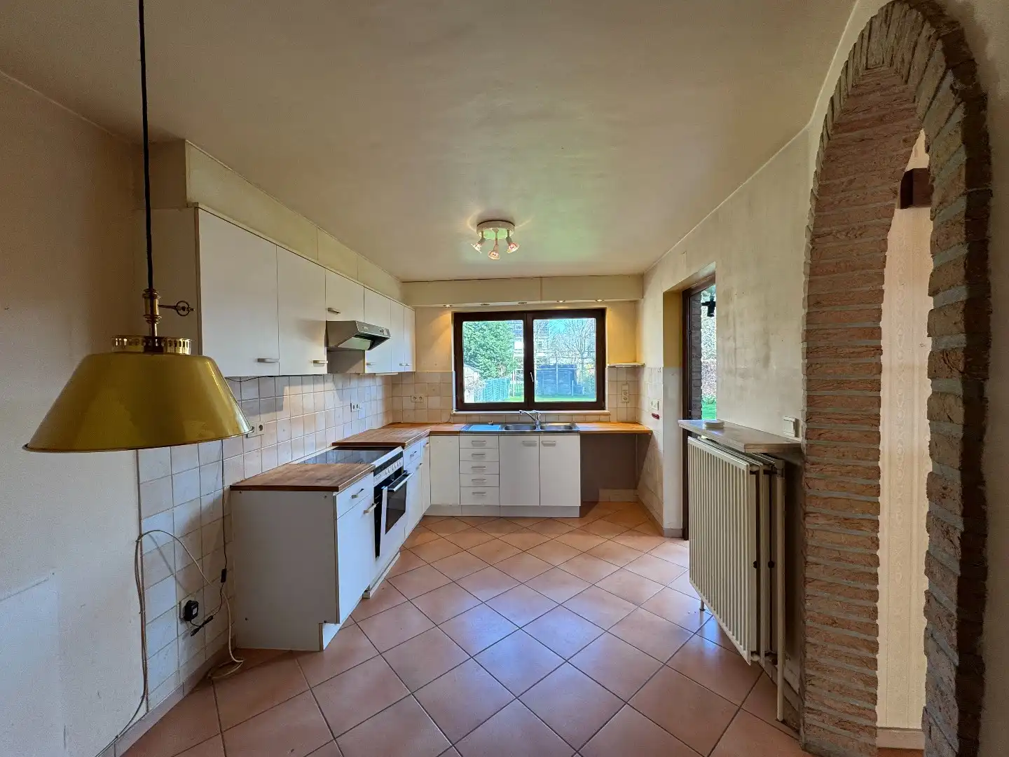 Een ruime 3-gevelwoning met tuin en garage foto 2