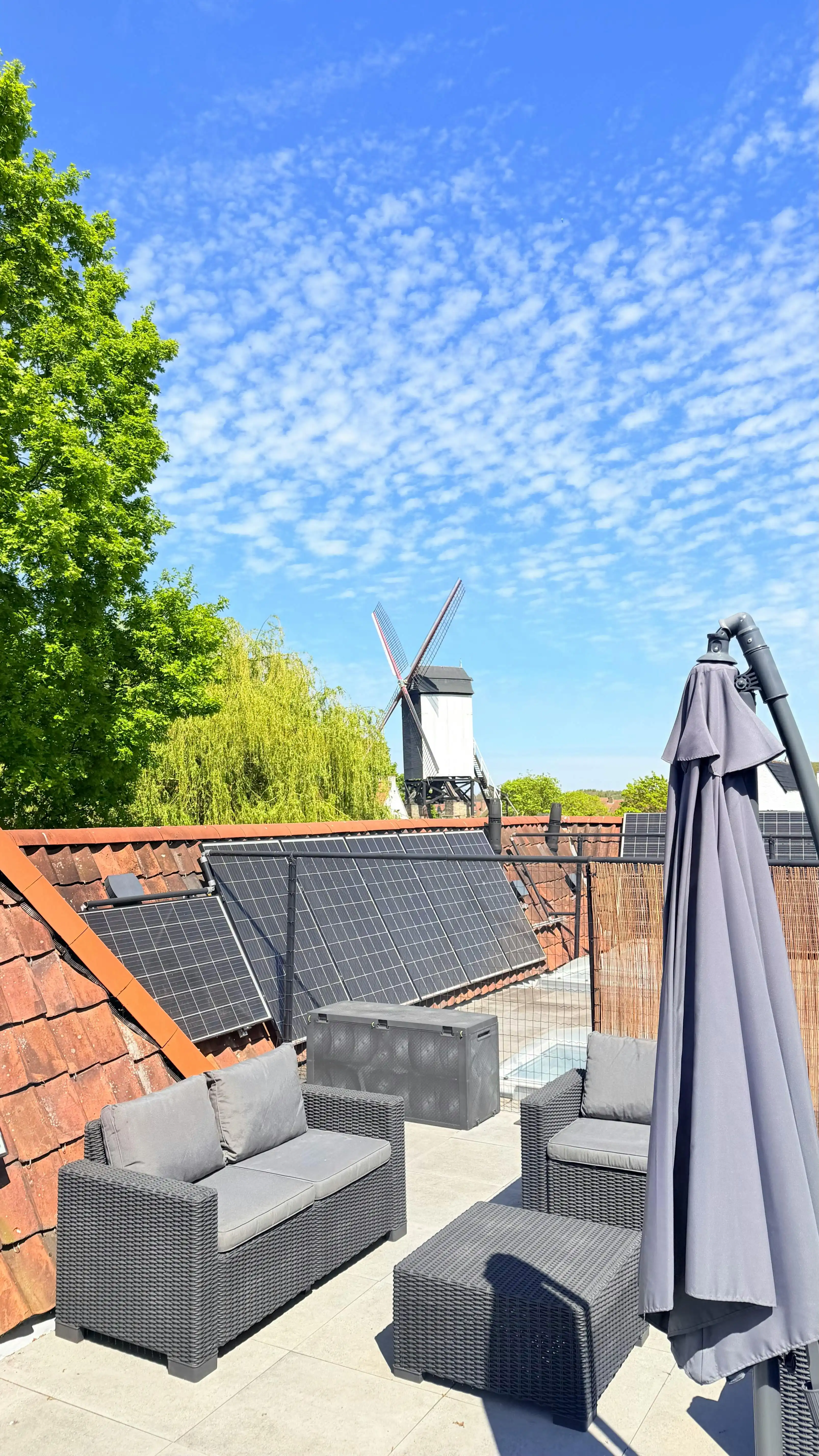 Recent (°2021), ruim huis met parking in hartje Brugge foto {{pictureIndex}}