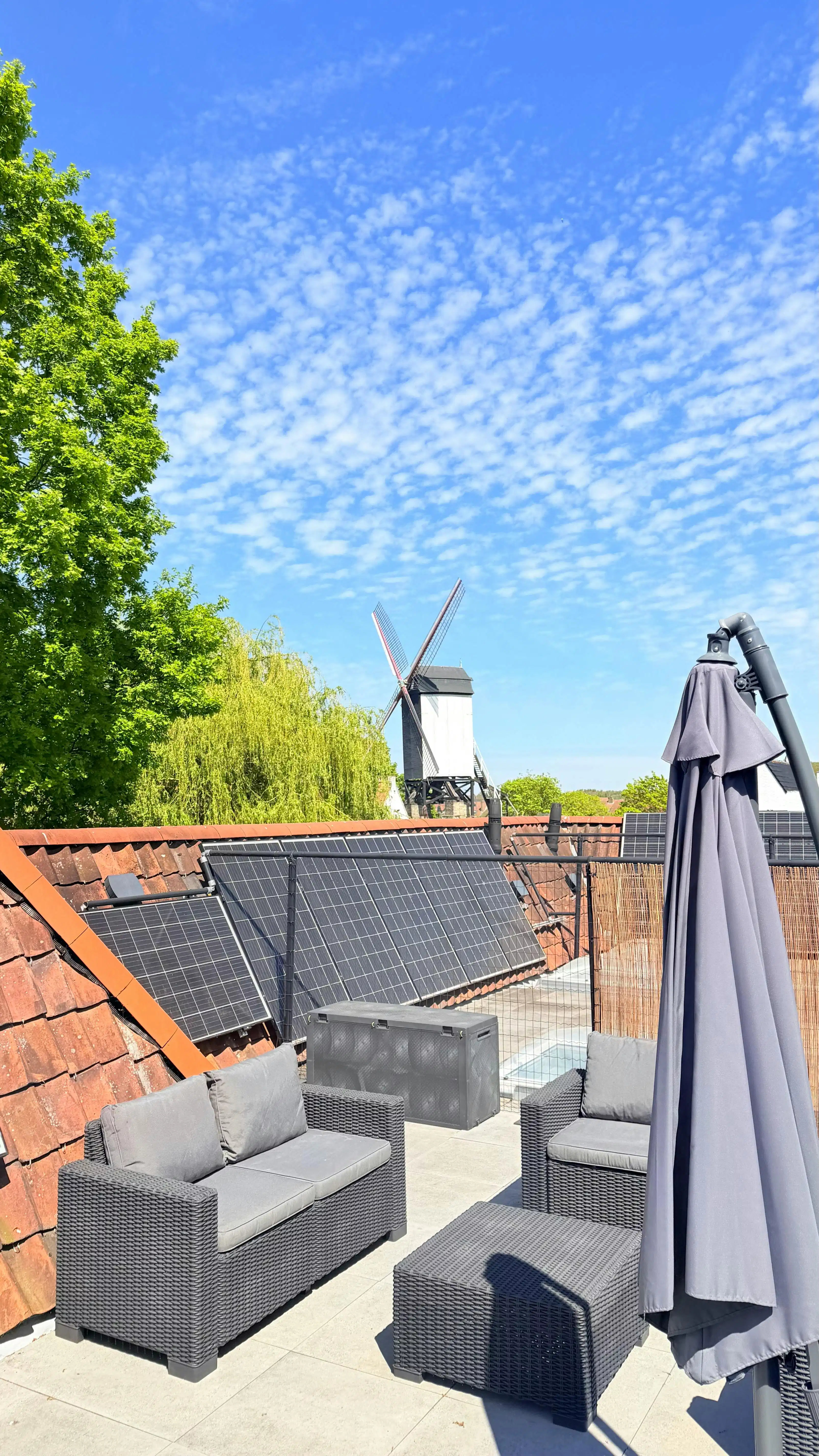 Recent (°2021), ruim huis met parking in hartje Brugge foto 3