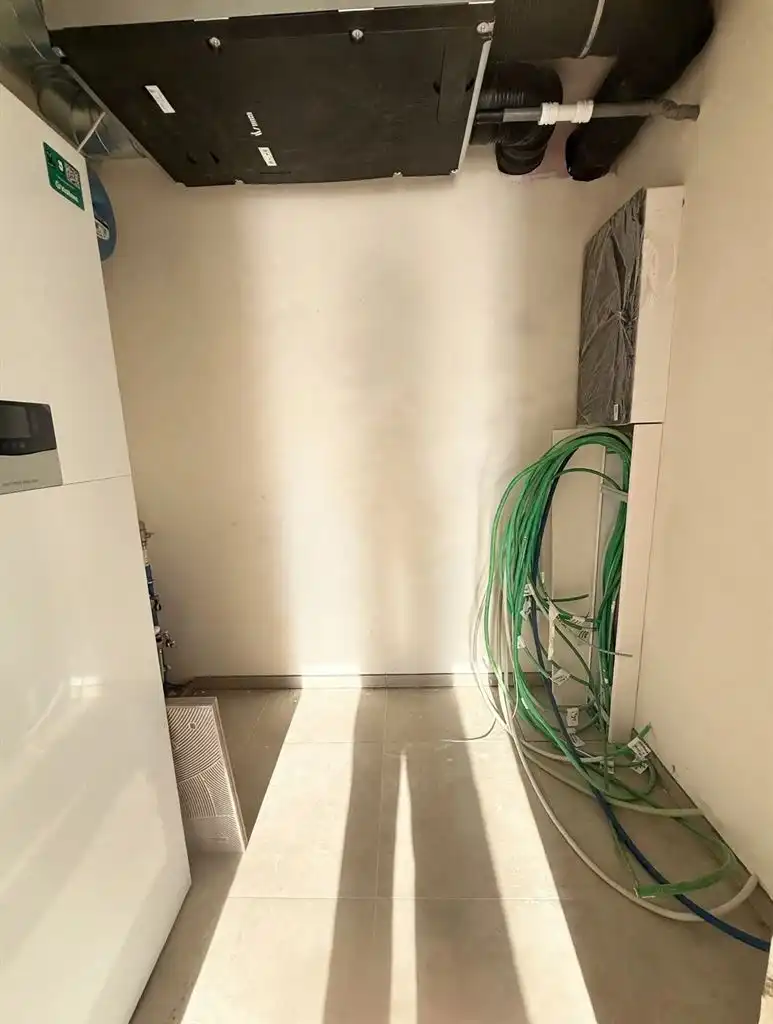 Zeer ruim 1 (+1)-slaapkamerappartement op de eerste verdieping met zuidgericht terras van ca. 43 m², balkon en ondergrondse parkeerplaats, in hartje Maaseik. foto 11