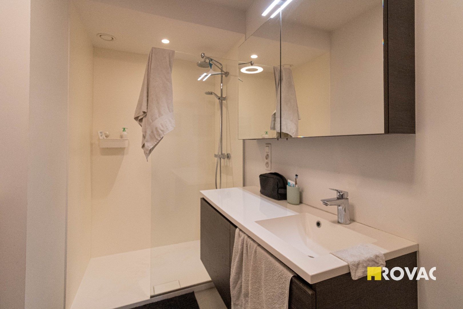 Rustig gelegen en instapklaar nieuwbouwappartement (93 m²) met ruim zonneterras (30 m²) en private autostaanplaats! foto 18