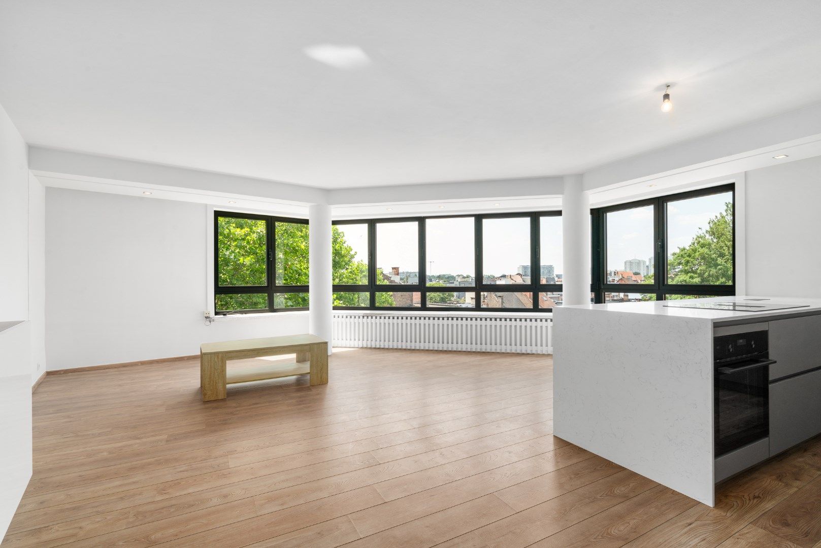 Instapklaar ruim hoek appartement met prachtig open zicht foto 2