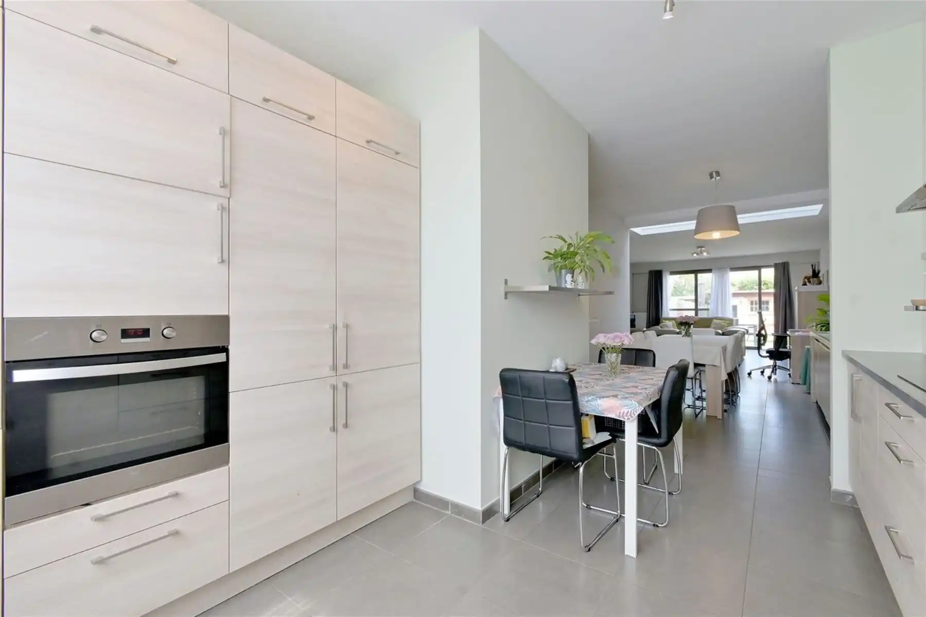 Gerenoveerde woning (2010) met 3slpk's en gezellige tuin! foto 8