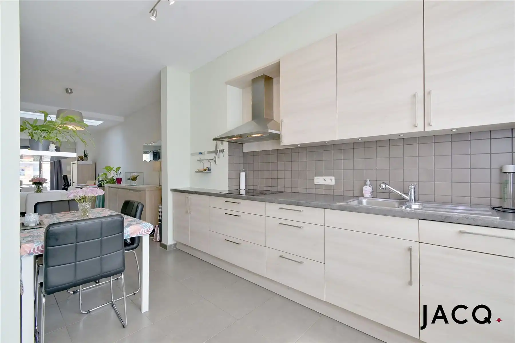 Gerenoveerde woning (2010) met 3slpk's en gezellige tuin! foto 8