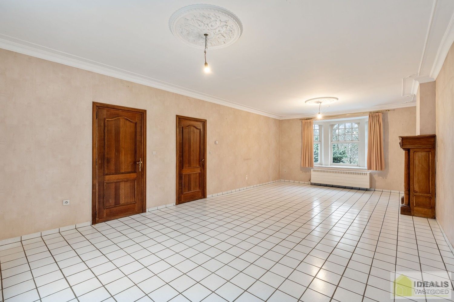 IDEALIS VASTGOED – Ruime te renoveren villa op riant perceel! De villa omvat 198m² netto bewoonbare oppervlakte met een ruime woonkamer en aansluitend uitgeruste keuken, badkamer, 2 grote en 1 kleine slaapkamer, kelder, veranda en 2 garages met sectionale poort van ca. 100m². De villa is gelegen op een prachtig perceel met een oppervlakte van ca. 1,1 hectare (11.000m²)! omgeven door bosgebied! Zeer geschikt voor kandidaten op zoek naar een unieke locatie zeer centraal gelegen, doch volledig omgeven door groen. foto 9