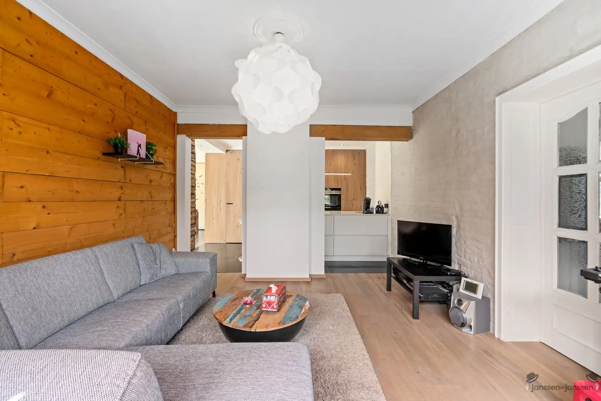 Karaktervolle, volledig gerenoveerde woning met ruime tuin en uitzicht op paardenweide foto 9
