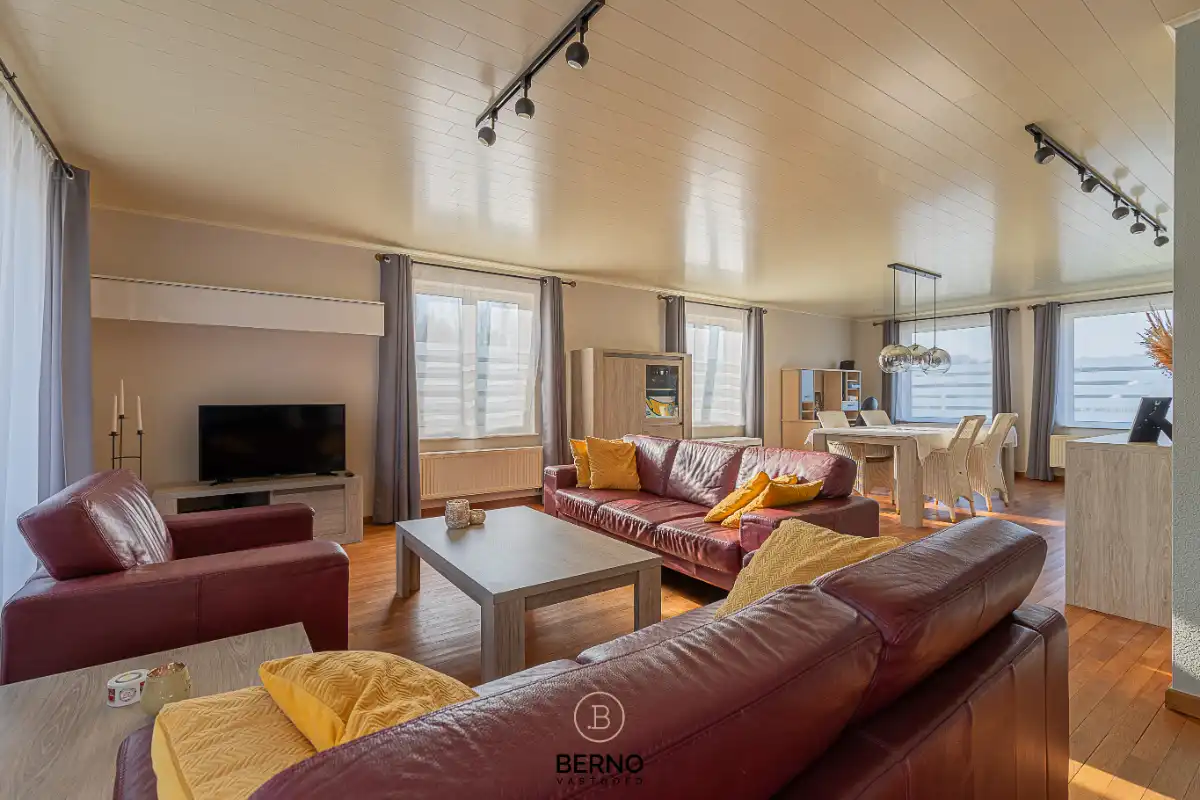 Ruime halfopen bebouwing met bijgebouw foto 6