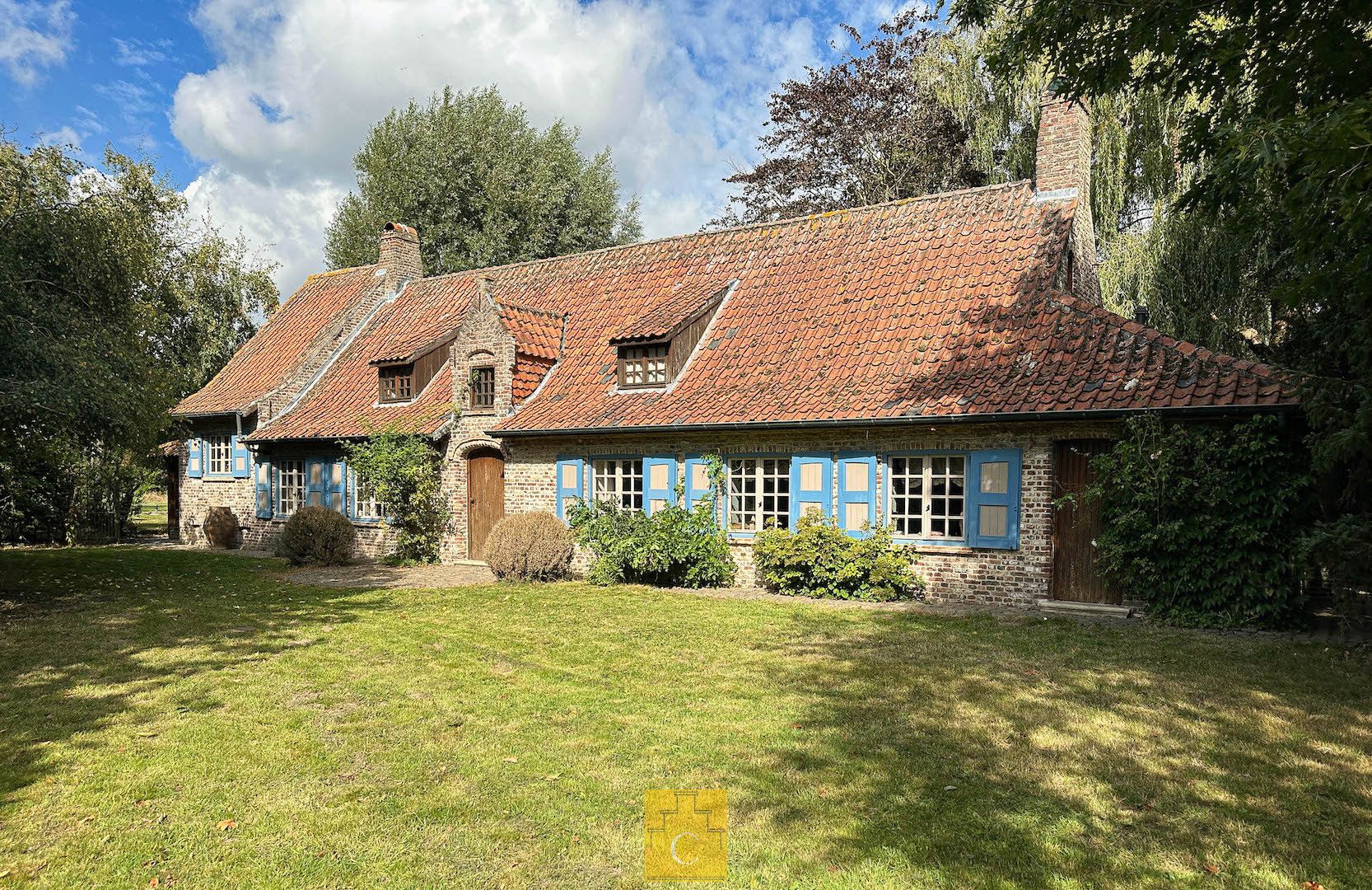 Hoofdfoto van de publicatie: sfeervol landhuis met schuur, garage, zwemvijver en poolhouse, 3 paardenstallen, akkerland en weiland. Idyllische locatie te Torhout (Sint-Henricus), 2,55 ha
